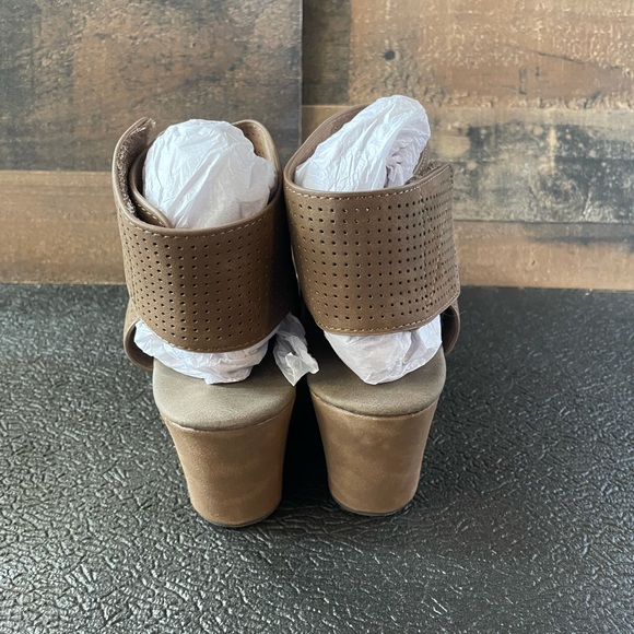 Women’s summer sandals, brand new in the box - Picture 2 of 5